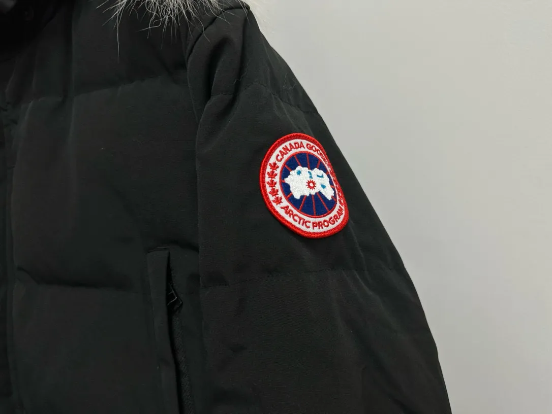 P780 [canada goose wyndham] 29 parka down jackets. The fabric is as soft and hard as the original. It can be restored by kneading at will (fabric misunderstanding: fabrics with high hardness are not waterproof. Only those who buy the latest authentic version this year will notice the softness and comfort of the fabric). The down is synchronized with the authentic white duck down. It is fluffy and not clumps. The electronically controlled down filling machine is filled with down. The zipper is customized with authentic ykk military grade copper core zipper puller. The high-hardness, non-stuck fur collar is made from original and custom-made western Canadian coyote skin. All workmanship and wiring are controlled by workers with more than ten years of service. They must be horizontal and vertical, and no crookedness is allowed. The wiring density inside is more sophisticated. Fighters in the world 29 battle all kinds of world products. Size: XS-XXL